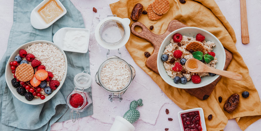 Oatmeal with cut-up fruit